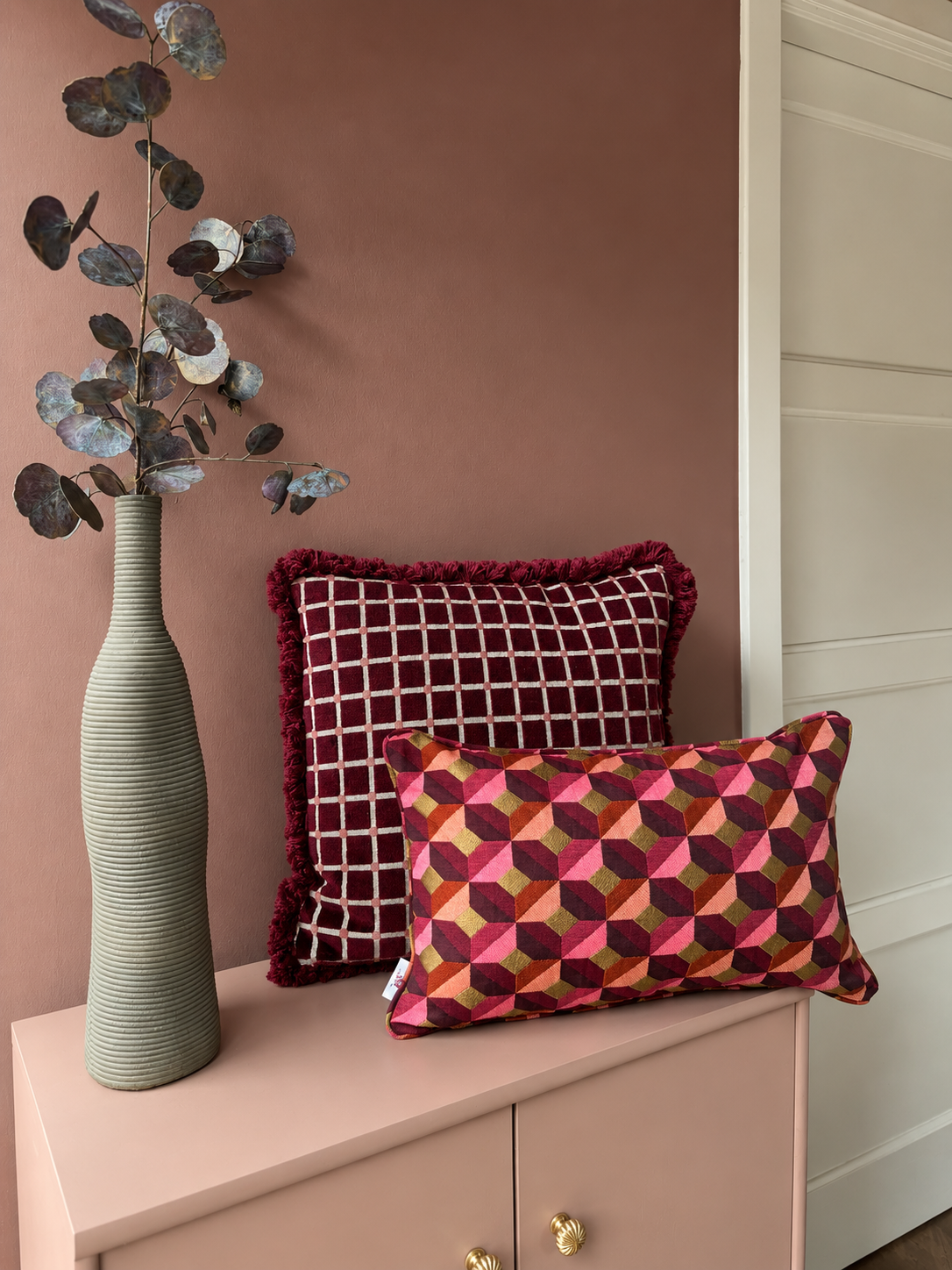 Meer kleur in huis? Zo gebruik je sierkussens om je interieur te veranderen